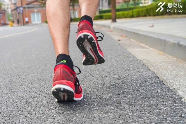 評測 | 一雙滿(mǎn)足大眾跑者所有期待的跑鞋ASICS GLIDERIDE