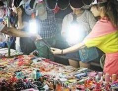 兩個(gè)女孩常動(dòng)手制作小飾品，擺地攤賣(mài)首飾，月入近3萬(wàn)元
