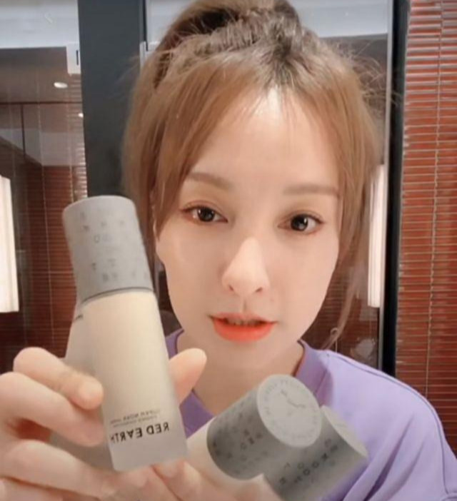 最近一款“養膚性”粉底液火了，李佳琦直播一小時(shí)賣(mài)出20萬(wàn)瓶