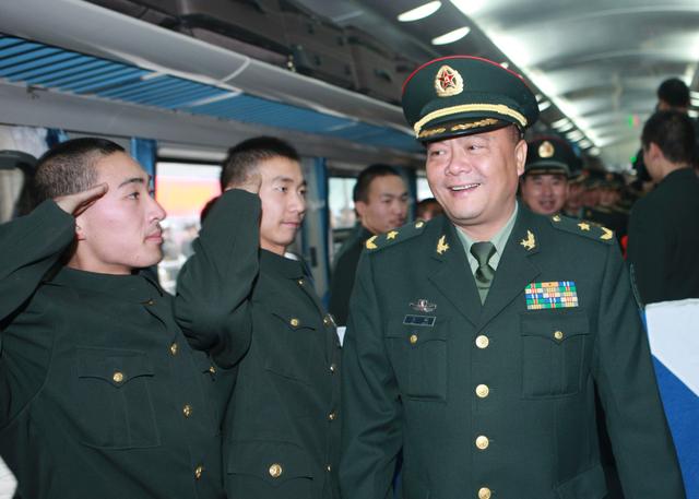 大校軍官咋識別，在軍中擔任啥職務(wù)？2分鐘必須介紹明白