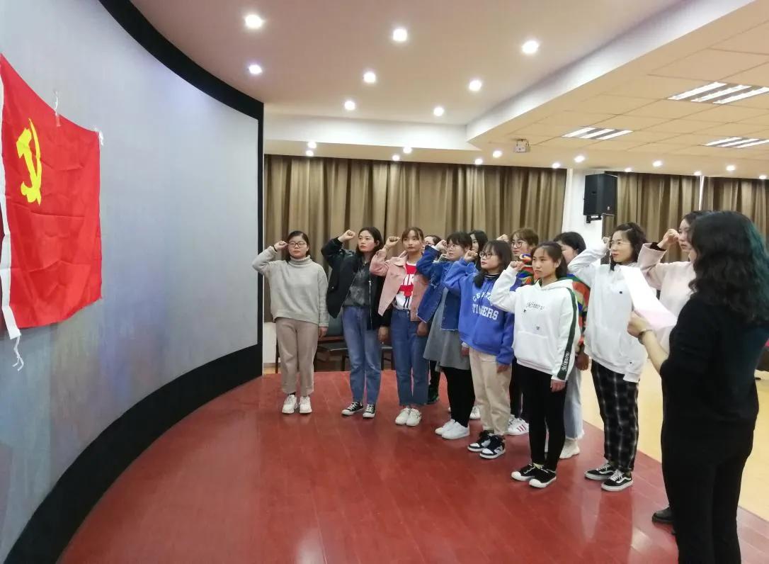 大學(xué)生怎樣才能成為一名黨員？