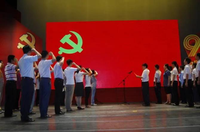 大學(xué)生怎樣才能成為一名黨員？